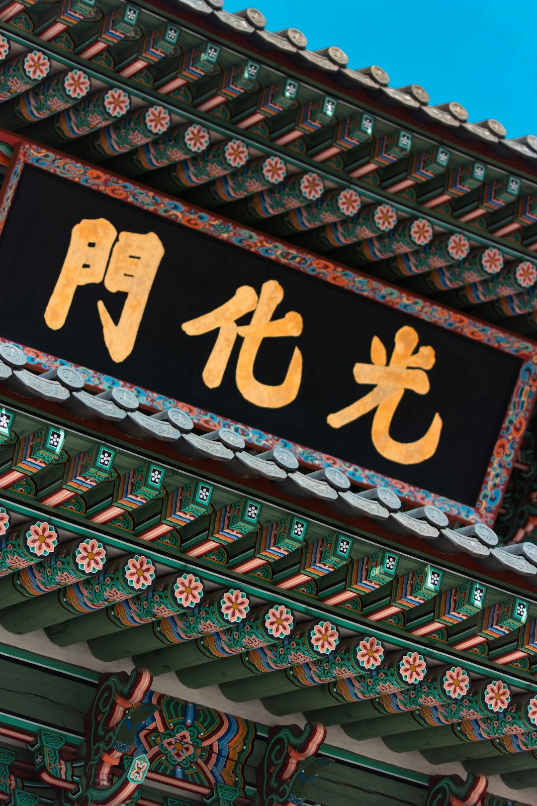 a-building-with-asian-writing-on-it-33277lpzdyg